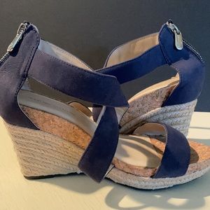 Adrienne Vittadini Navy Crisscross Sandal! Very good. Worn twice!  Size 8